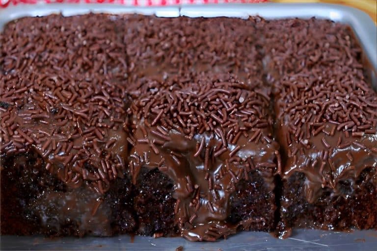 Bolo de chocolate rápido pra comer na forma bem simples de fazer e fica