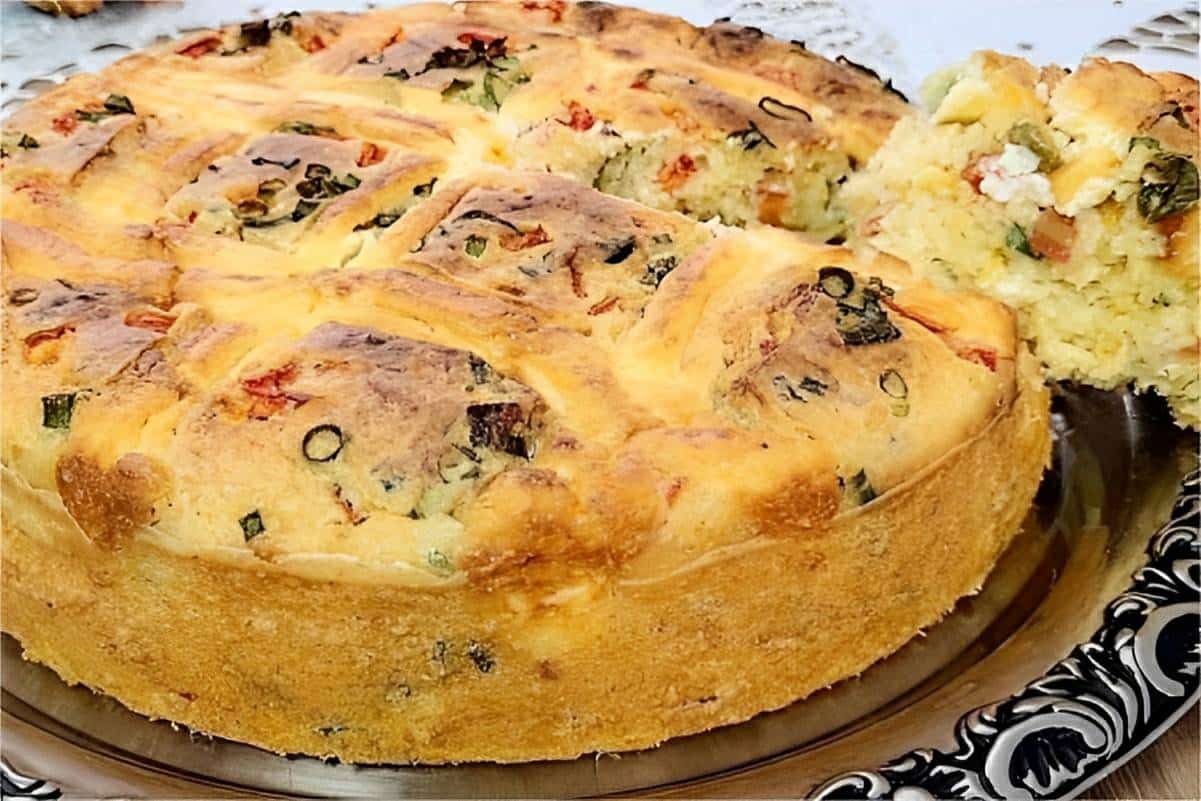 Bolo salgado fofinho fácil e delicioso perfeito para o seu lanche ou café