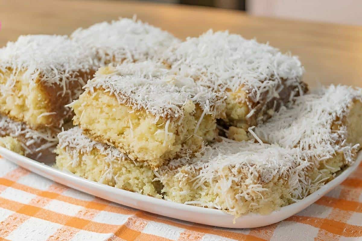 Bolo toalha felpuda um bolo de coco molhadinho que é sucesso no sul do