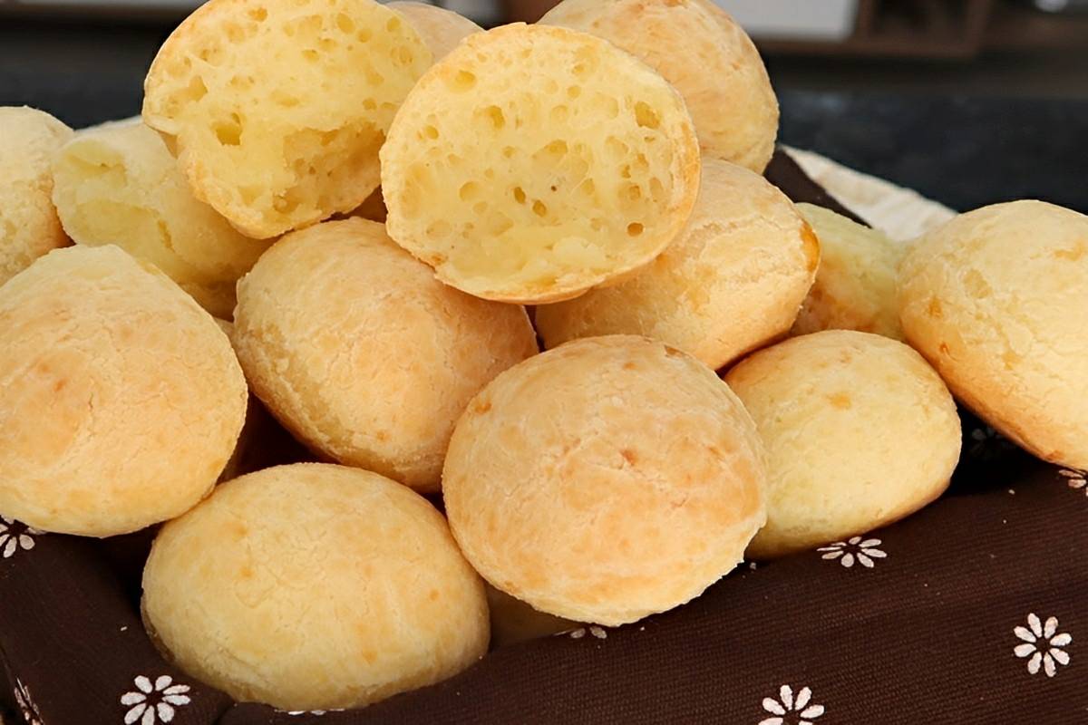 Pão de queijo caseiro crocante por fora e macio por dentro perfeito