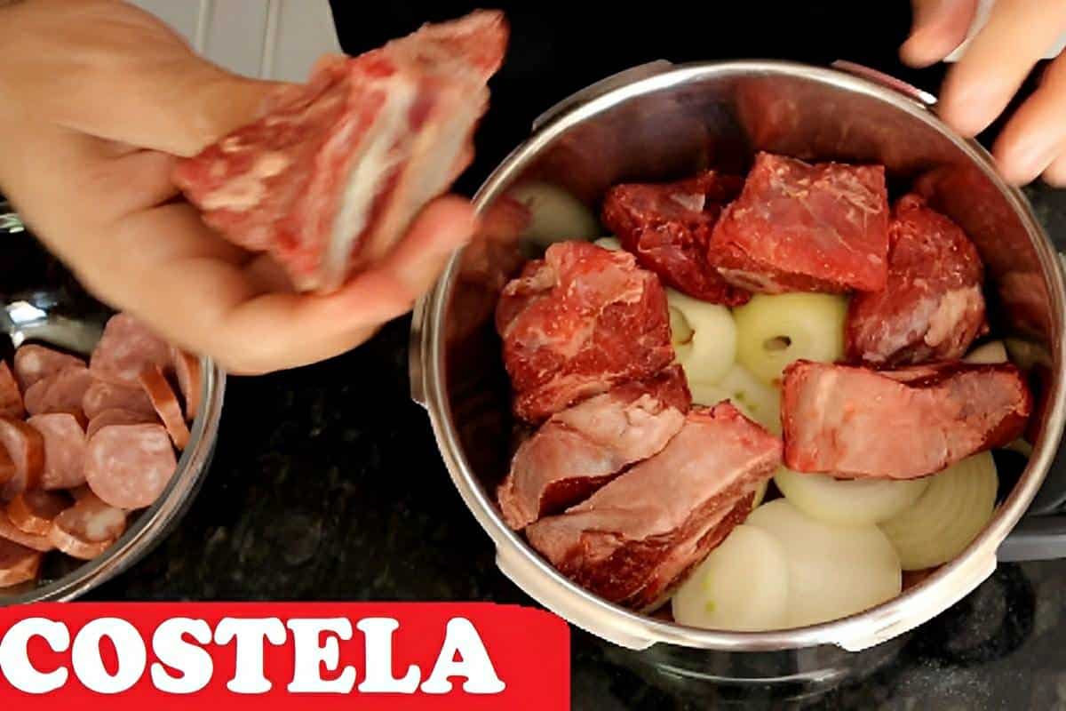 Costela na panela de pressão sem água fica tão macia que a carne chega