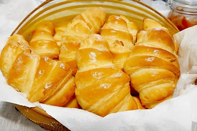 Croissant simples e fácil feito ingredientes que você tem em casa