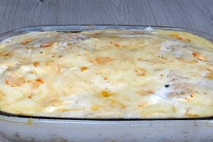 Macarrão de forno frango e molho branco uma receita simples e de