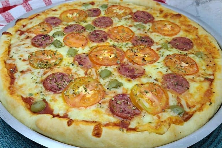 Massa de pizza caseira muito fácil que não precisa sovar até quem não