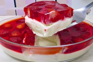 Sobremesa de morango fácil e deliciosa feita creme branco gelatina