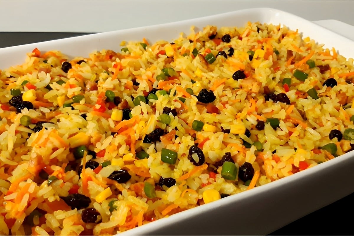 Arroz à grega bem colorido e completo para o seu almoço especial