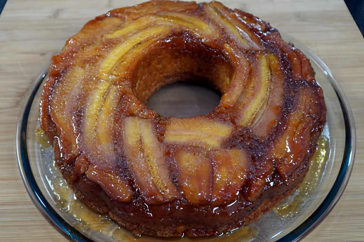 Bolo de banana fácil banana caramelizada perfeito para adoçar seu