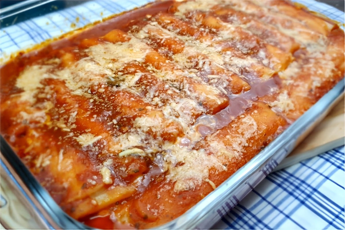 Canelone de presunto e queijo delicioso e fácil de preparar para servir