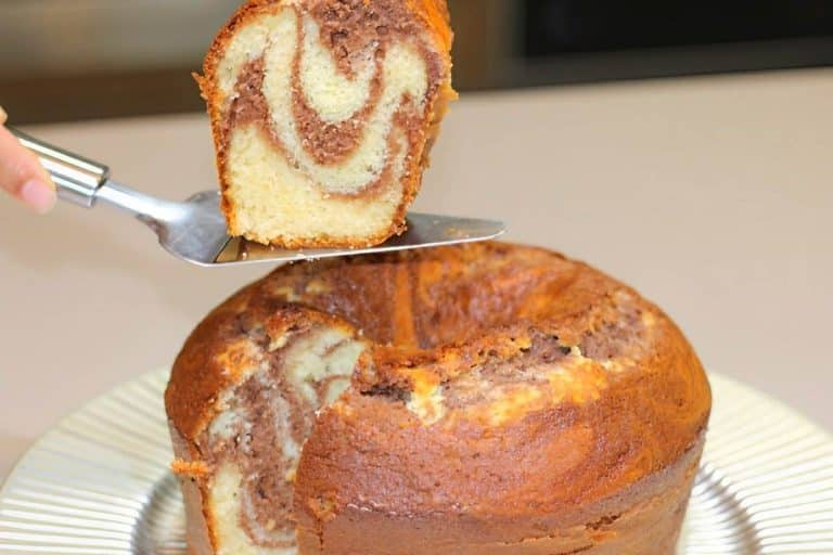 Bolo mesclado um bolo de 2 sabores que é delicioso e perfeito para o