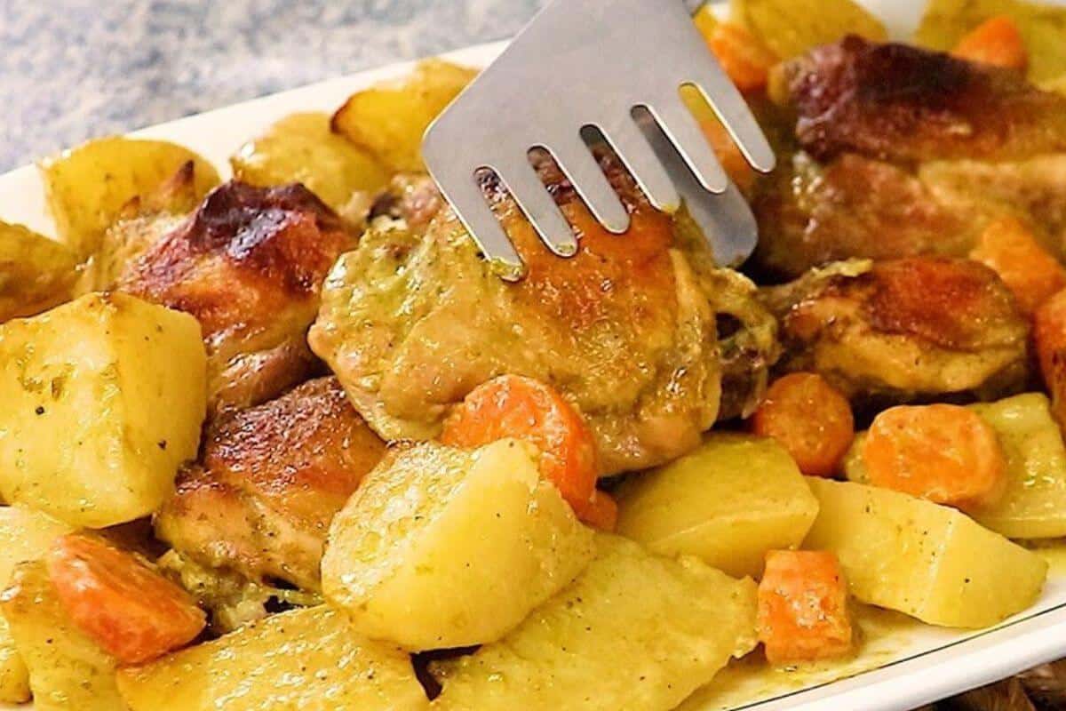 Sobrecoxa de frango assada batatas é só temperar e levar para o forno