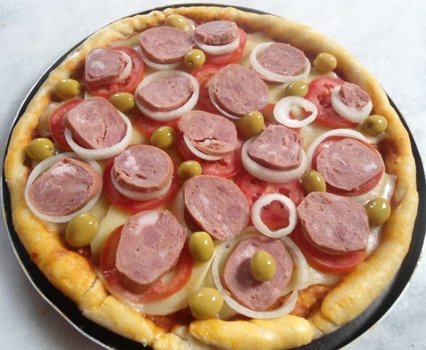 Pizza Com Calabresa E Tomates