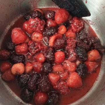 Panacota Fácil - Com Calda De Frutas Vermelhas - Receita Toda Hora