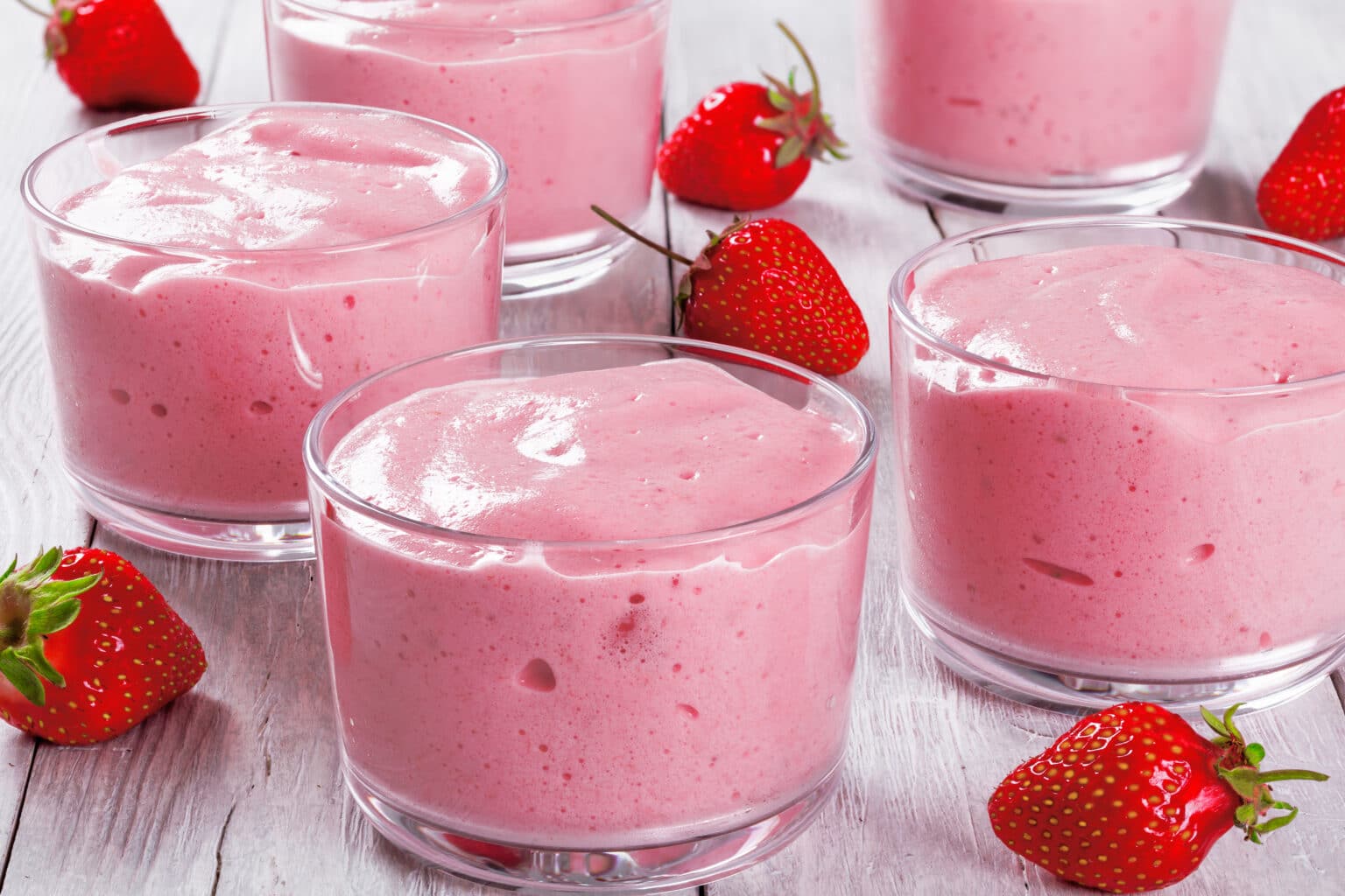 A Gelatina com Creme de Leite é uma sobremesa econômica, fácil de fazer ...