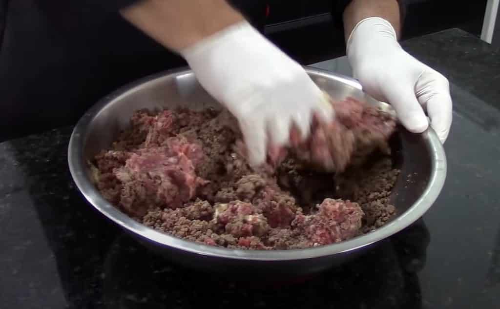 Misturando A Carne Para Fazer O Hambúrguer Artesanal