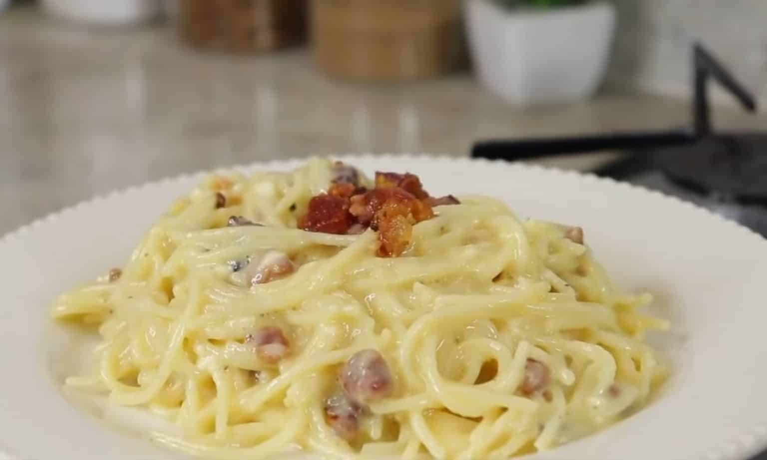 Macarrão à carbonara simples feito com ingredientes você que tem em casa