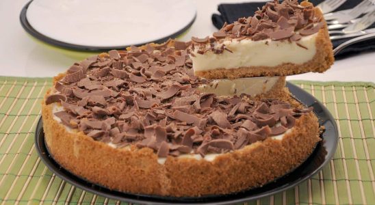 Torta De Limão Com Raspas De Chocolate Cortada