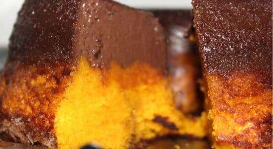 Pedaço De Bolo De Cenoura Com Pudim De Chocolate