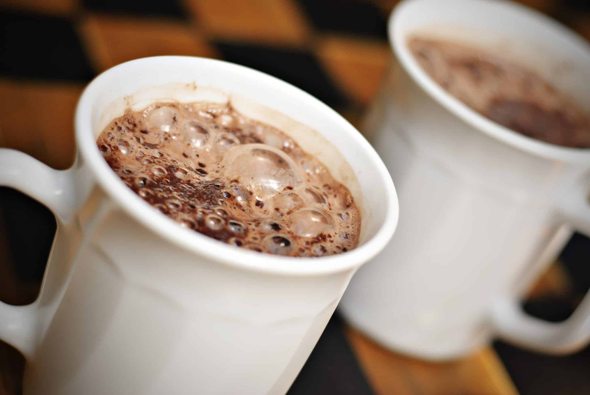Chocolate quente simples, cremoso e econômico, feito com apenas 3