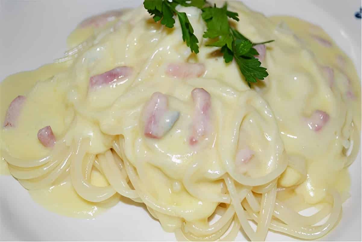 Macarrão ao molho branco na panela de pressão delicioso e fica pronto