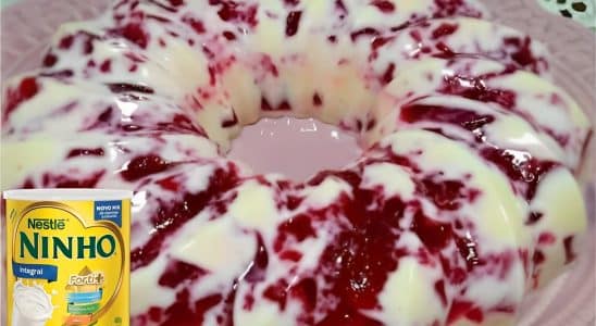 Gelatina Colorida De Frutas Vermelhas Com Creme De Leite Ninho