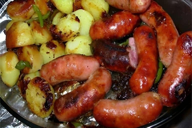 Linguiça Assada No Forno Com Batatas Um Almoço Prático E Fácil De Preparar 