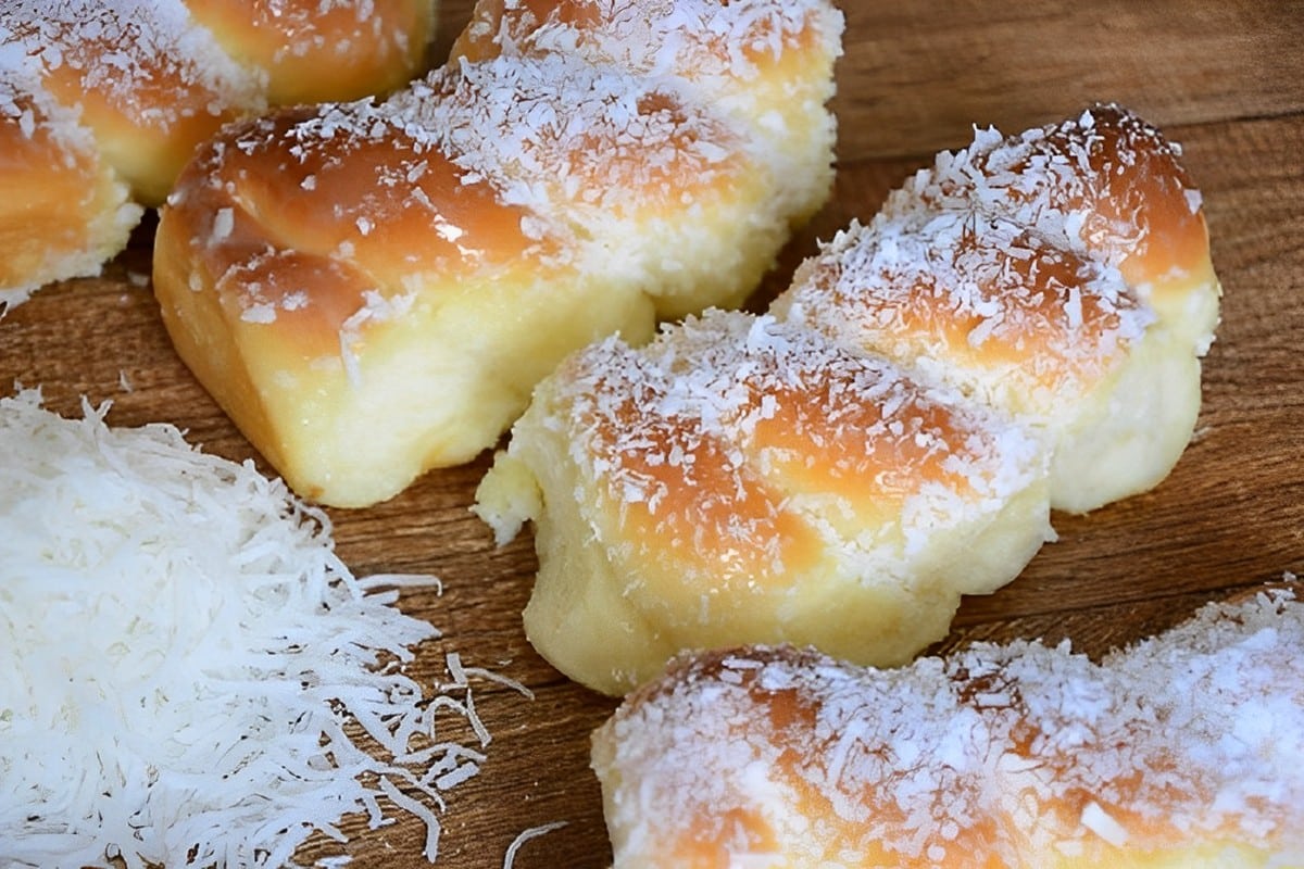 Pão De Leite Condensado Macio E Fofinho Com Cobertura De Leite Condensado E Coco 2374