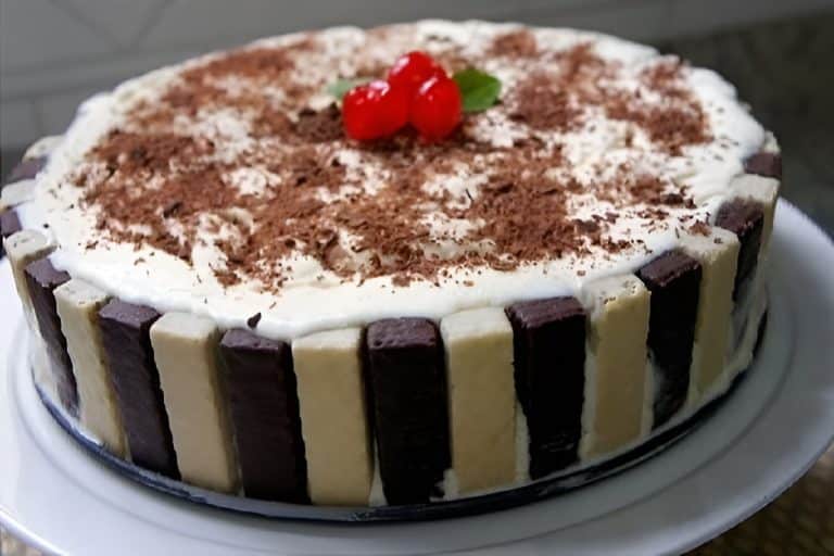 Torta de Bis com creme e sorvete uma sobremesa rápida e prática para