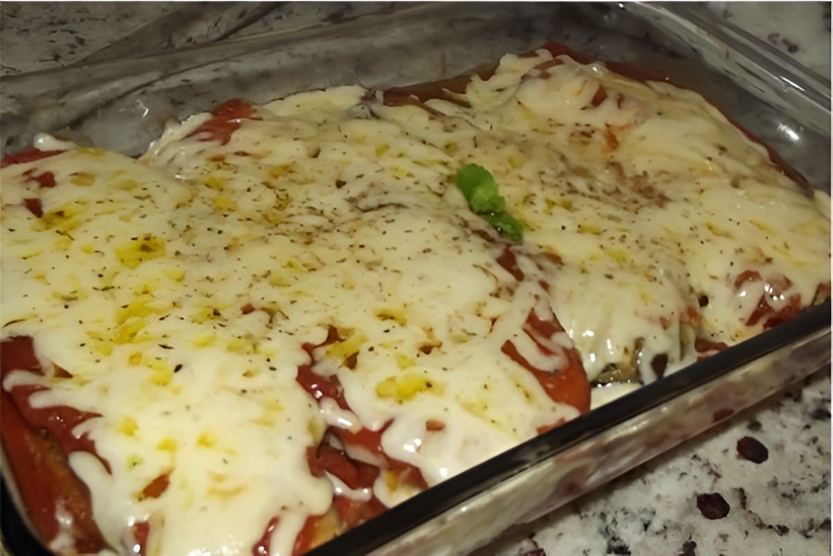 Berinjela à parmegiana preparada com molho fácil e gratinada no forno