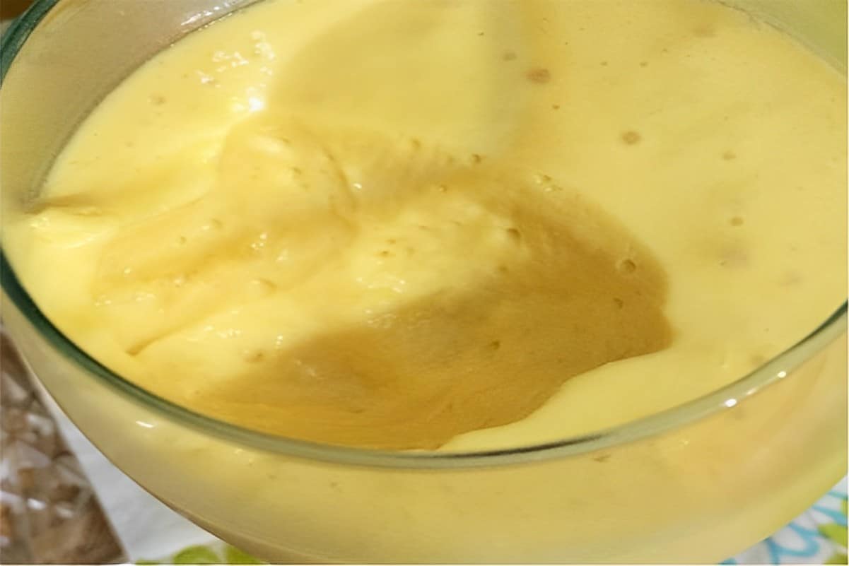 Mousse de maracujá simples feito com leite em pó e suco em pó prático e