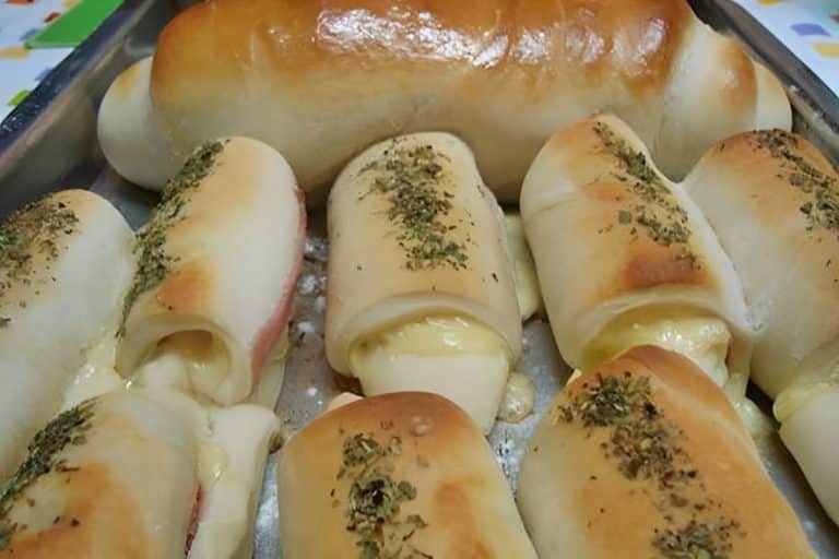 Pão recheado com queijo e presunto o lanche prático e perfeito para ...