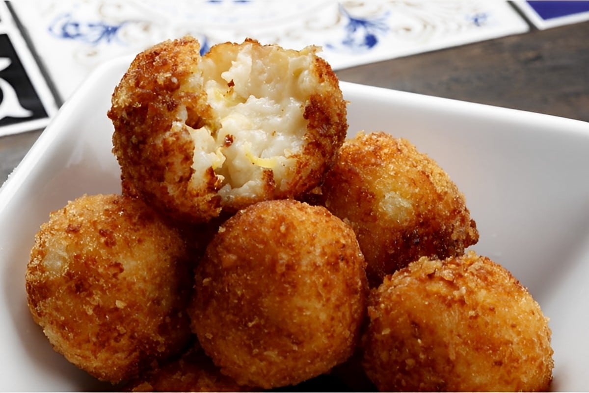 Bolinho de arroz recheado com queijo aproveite o arroz que sobrou para ...