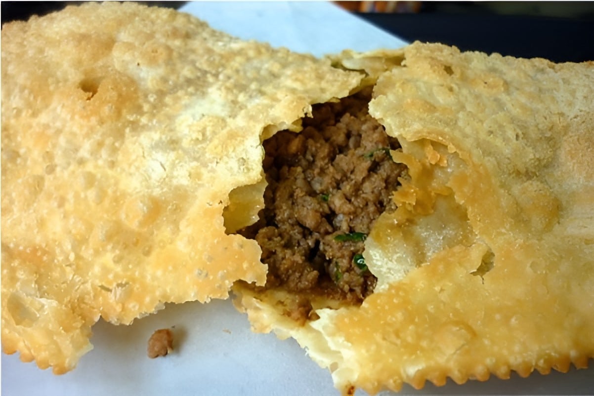 Pastel de carne simples uma massa deliciosa e um recheio bem