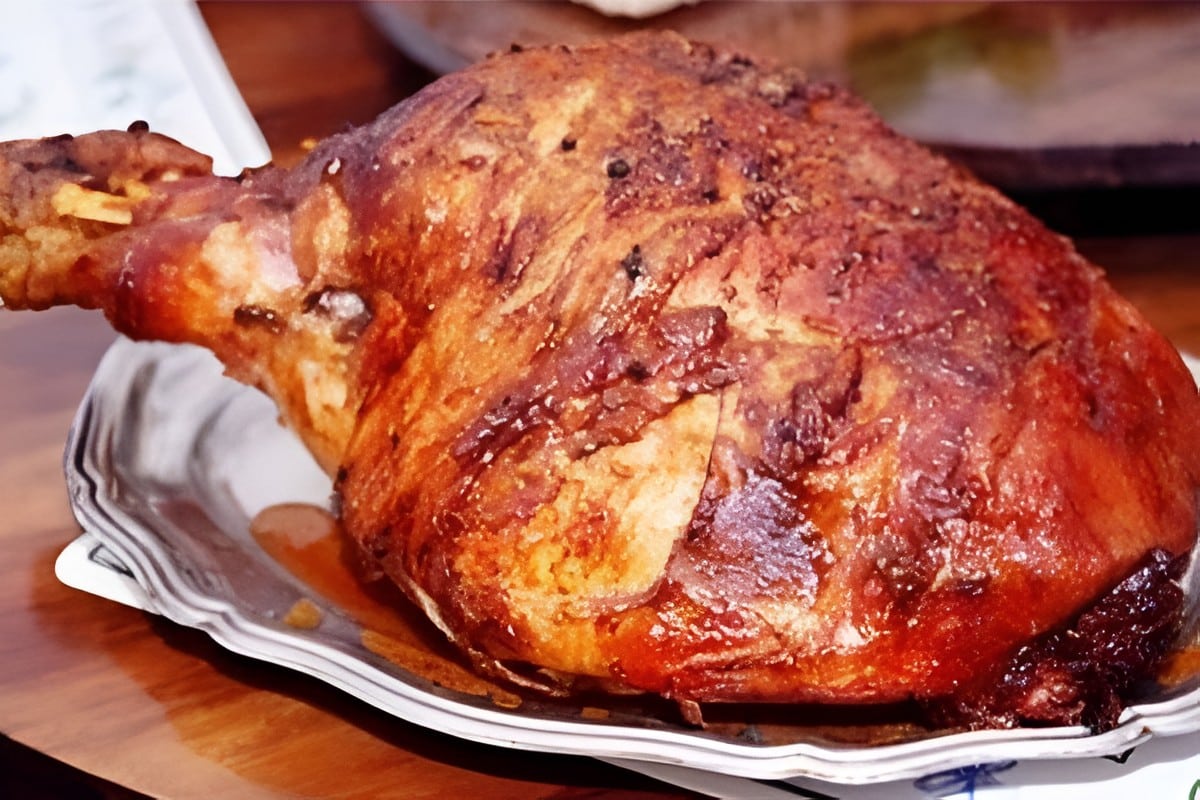 Pernil assado no forno com tempero especial econômico e serve uma