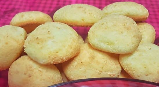 Pão De Queijo Com Uma Casquinha De Queijo Parmesão