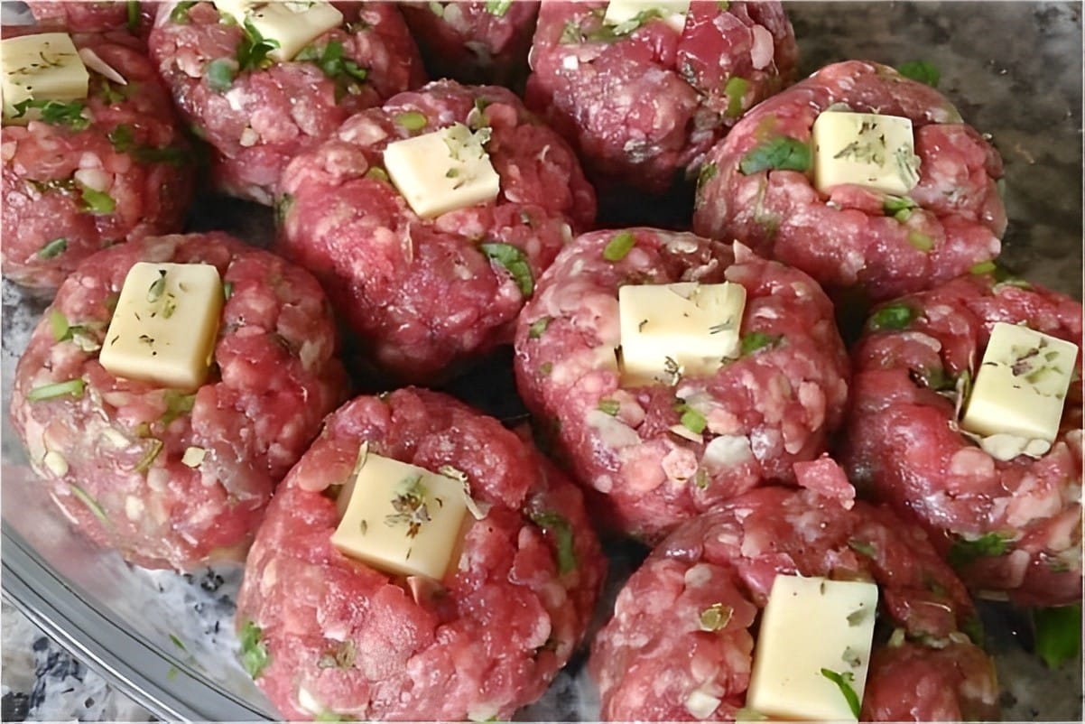 Almôndegas recheadas com queijo bem temperadinhas e deliciosas