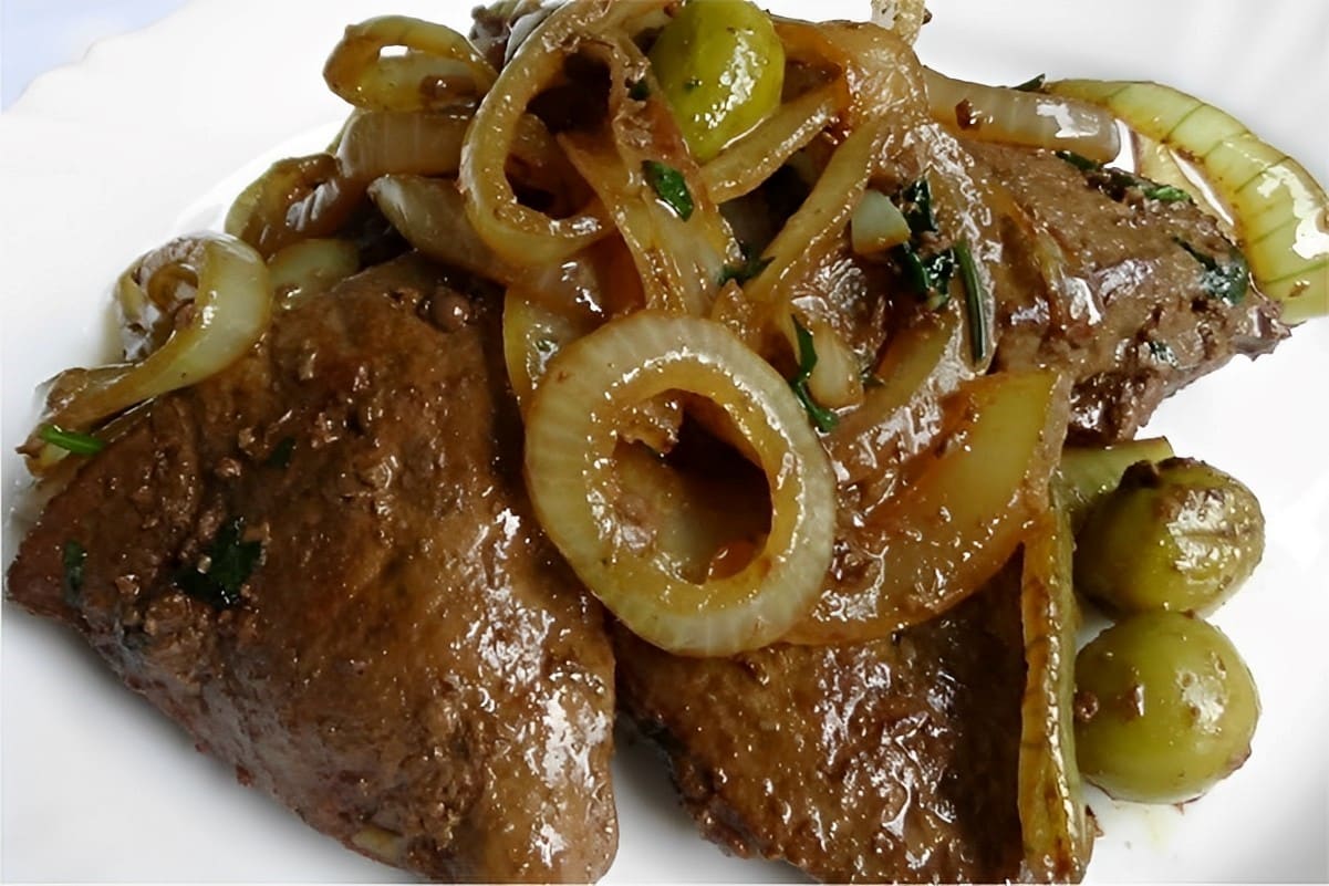 Bife de fígado acebolado e seus truques fica macio e delicioso