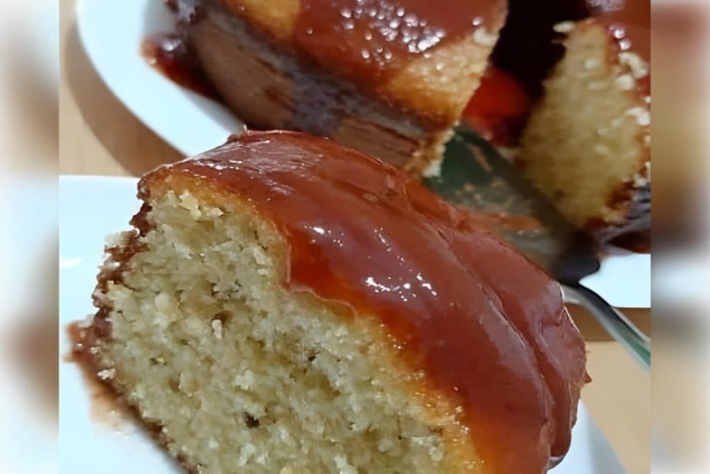 Bolo De Fubá Com Calda De Goiabada