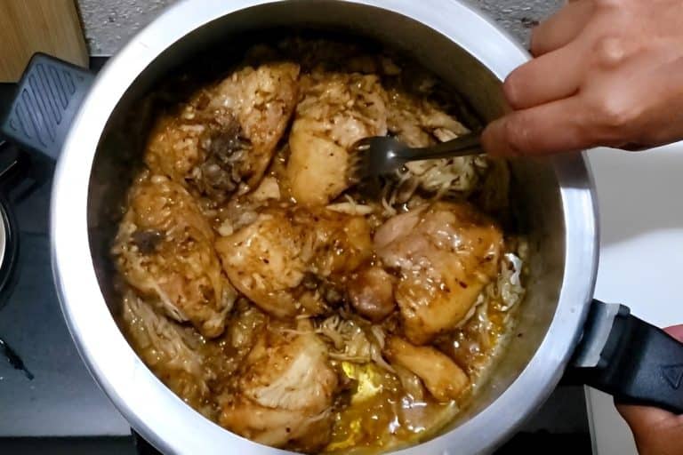 Frango assado na panela de pressão fica pronto em 10 minutos uma delícia