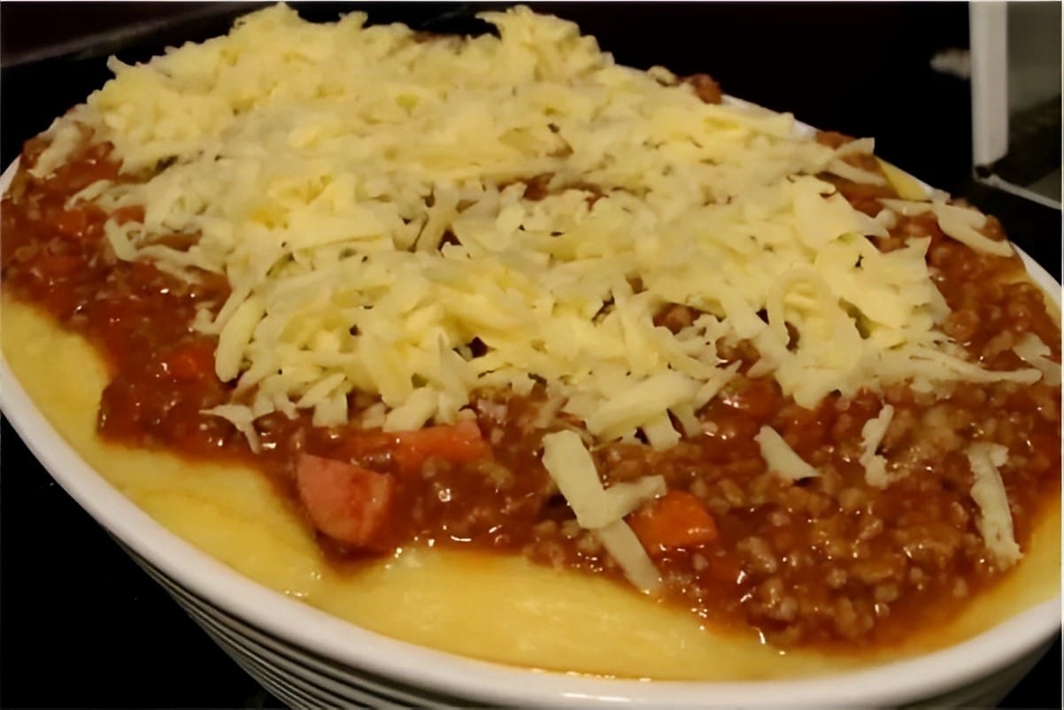 Polenta com molho de carne moída e queijo uma delícia para qualquer dia ...
