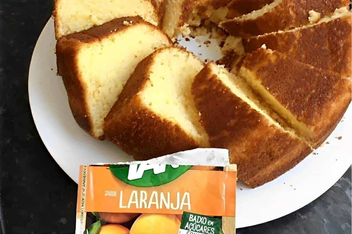 Bolo de laranja prático feito com suco Tang fica uma delícia e é muito