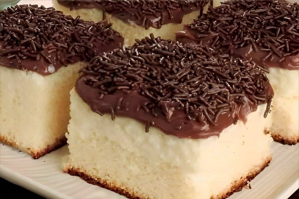 Bolo de leite condensado com cobertura um lanche simples e prático de ...