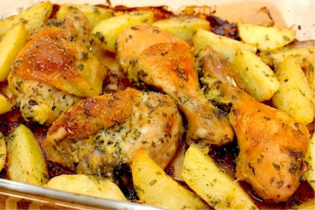 Frango Assado Com Batatas No Forno