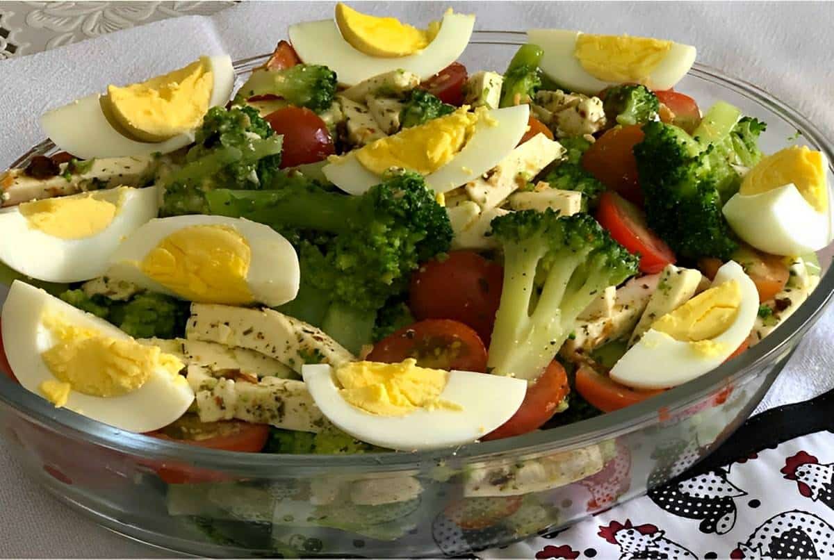 Salada De Restaurante Uma Salada Com V Rios Tipos De Legumes Ovos Cozidos E Queijo