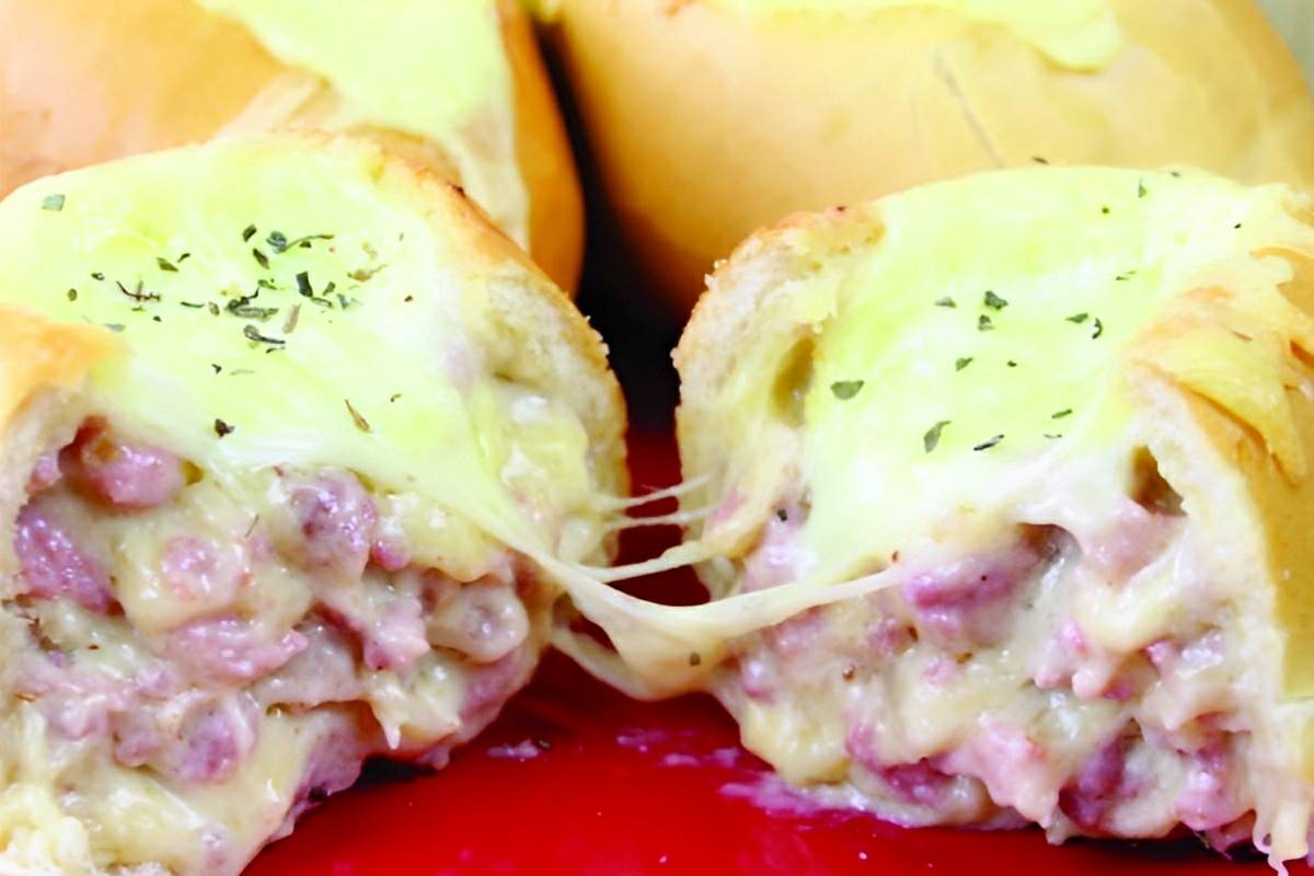 Pão recheado com queijo e linguiça um lanche rápido e delicioso para ...