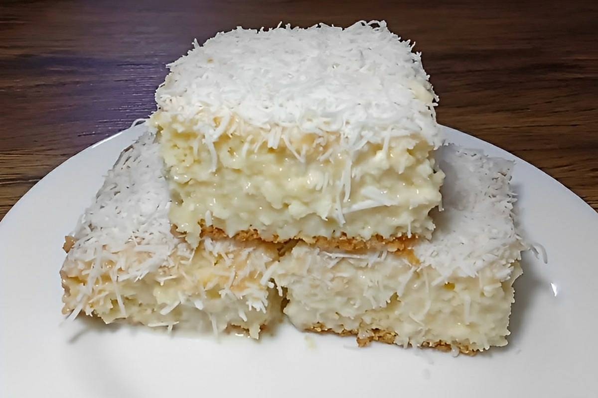 Bolo De Coco Gelado Simples Bem Molhadinho E Delicioso Pra Servir Como Sobremesa Ou Em Festa 