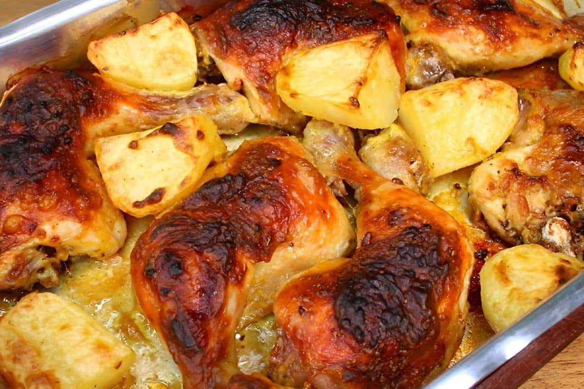 Coxa e sobrecoxa assada no forno com batatas perfeita para qualquer dia ...