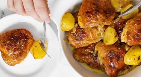 Sobrecoxa de frango assada no forno