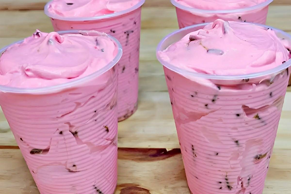 Bati suco em pó com chantilly e mais 2 ingredientes e fiz uma deliciosa