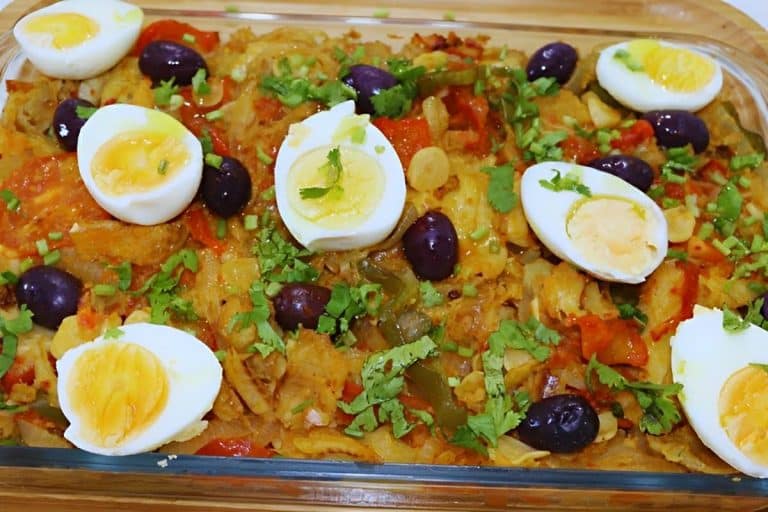 Bacalhoada à portuguesa tradicional com ovos azeitona preta e outras delícias
