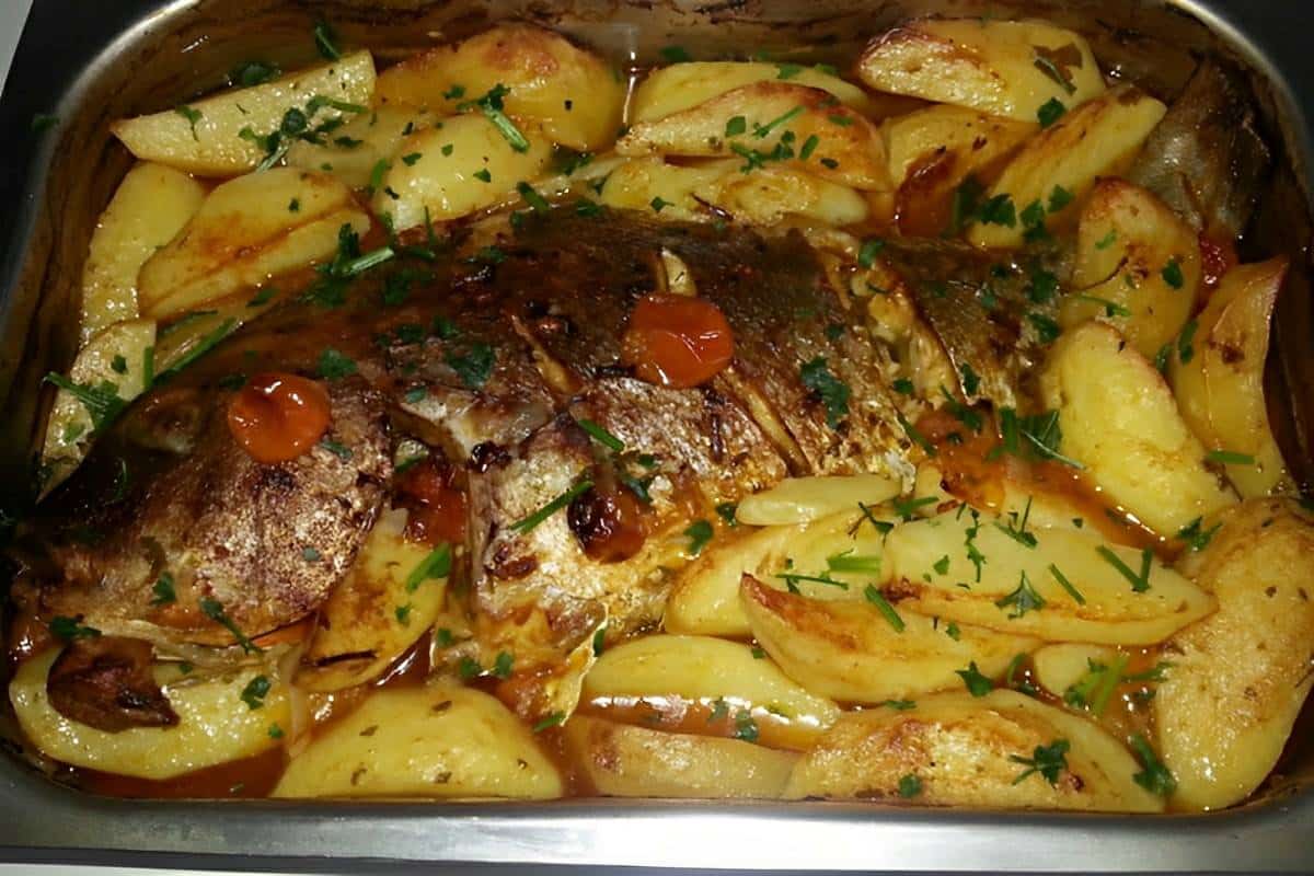 Peixe Assado Com Batatas Delicioso Suculento E Muito F Cil De Preparar